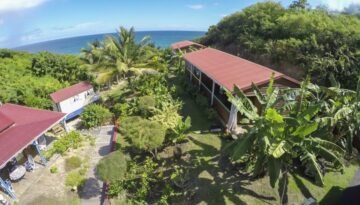 Vue aérienne d'une villa en guadeloupe dans un cadre naturel