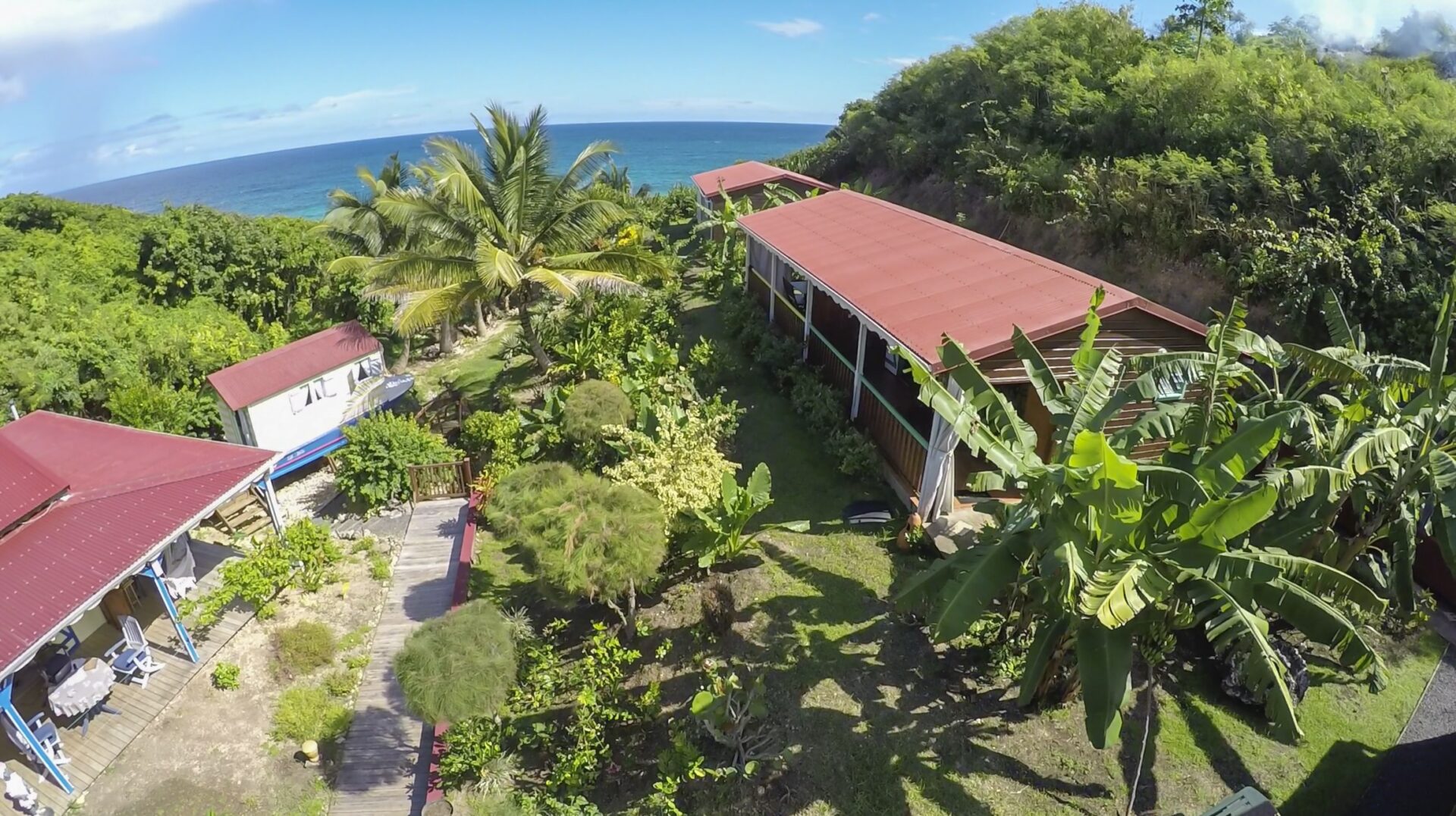 Vue aérienne d'une villa en guadeloupe dans un cadre naturel