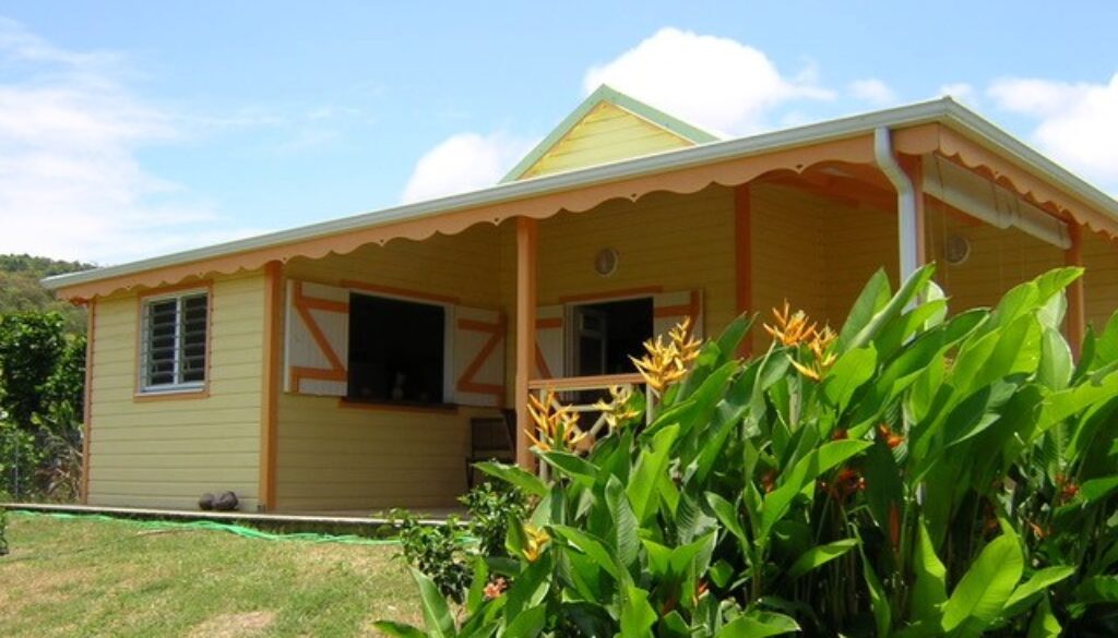 Villa créole colorée dans un écrin de verdure