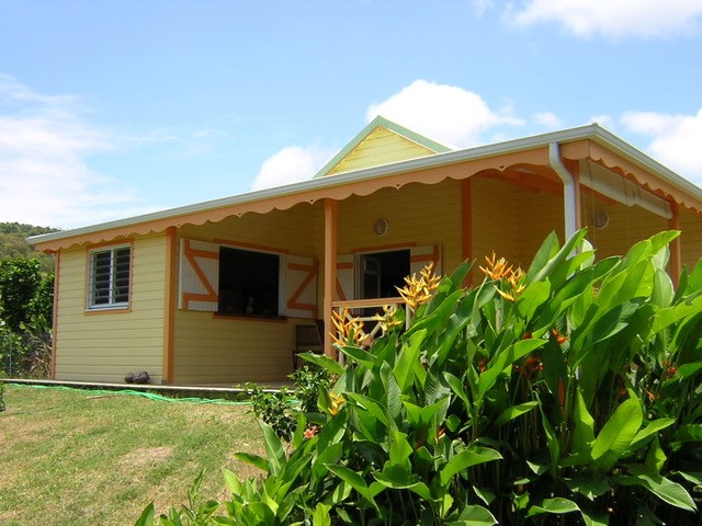 Villa créole colorée dans un écrin de verdure